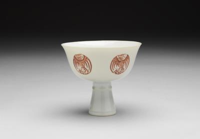 图片[3]-White stem cup with encircled phoenix decoration in overglaze red, Qing dynasty (1644-1911)-China Archive